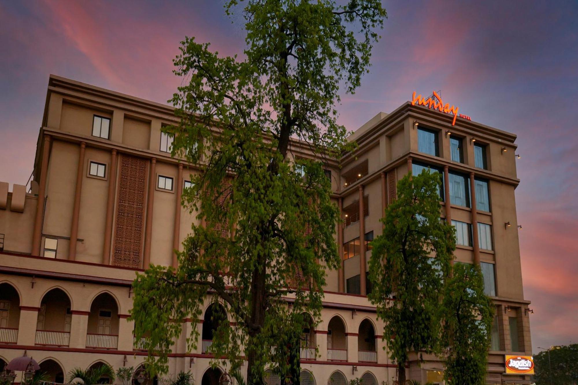 Sunday Hotel Vadodara Dış mekan fotoğraf