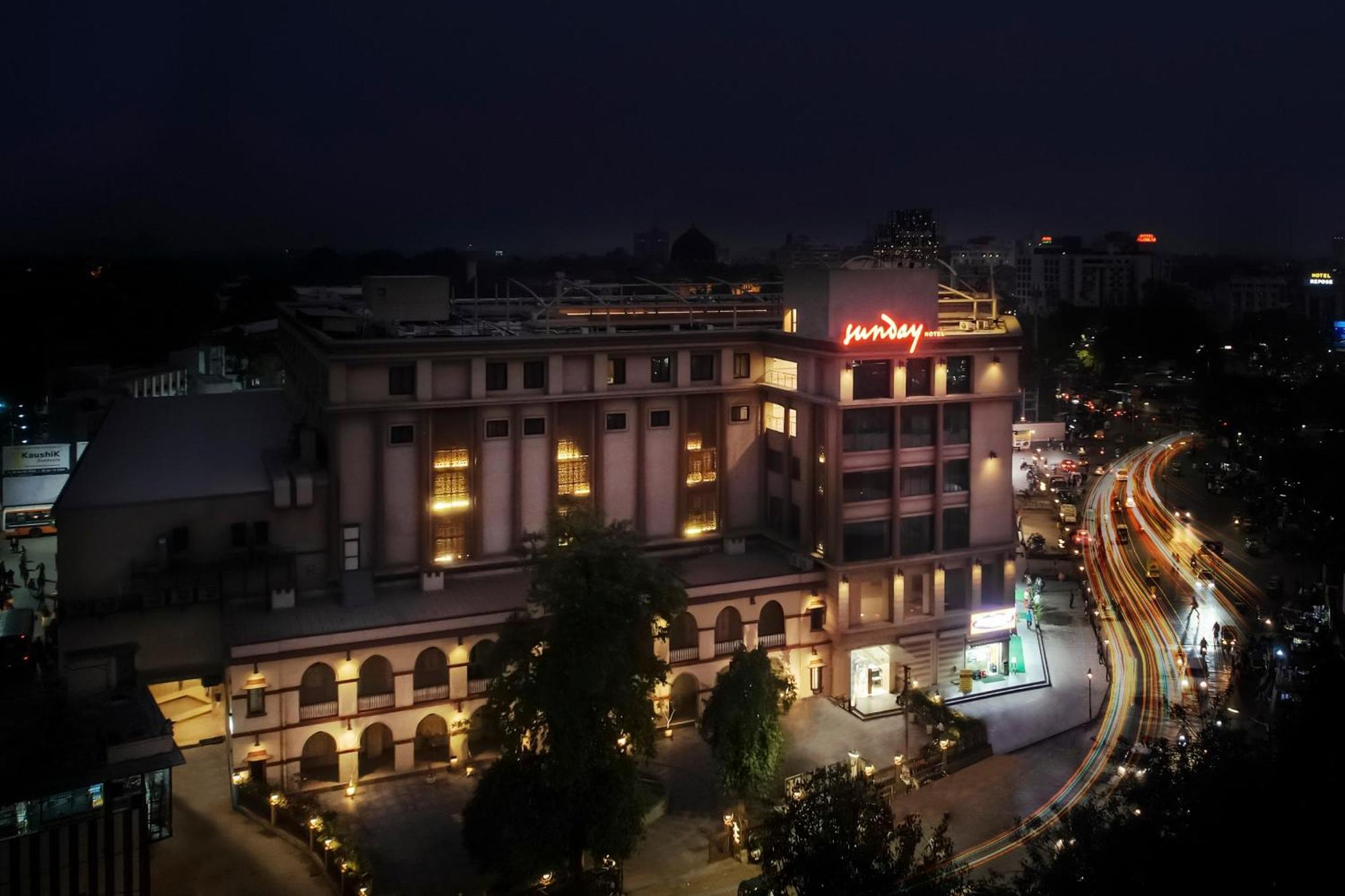Sunday Hotel Vadodara Dış mekan fotoğraf
