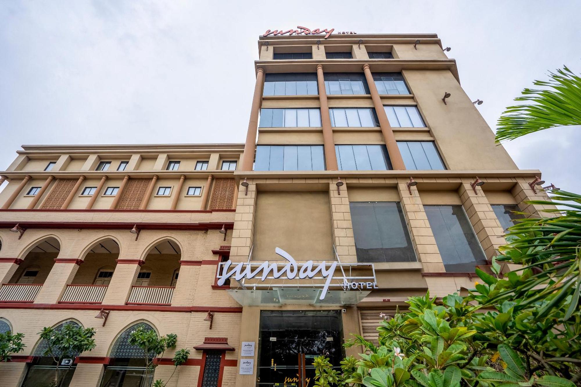 Sunday Hotel Vadodara Dış mekan fotoğraf